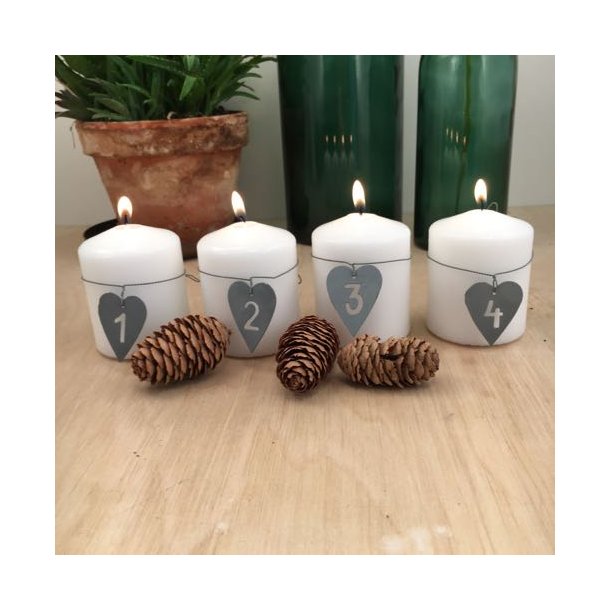 Advents-tal i sort malet metal fra Madleys