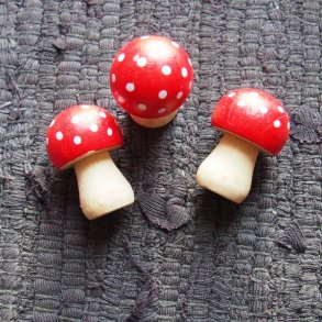 Rd fluesvamp i tr, 3stk, ca. 20x30mm 