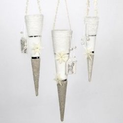 Papkegler, runde, hje, slanke kegler i papmach&eacute;. St med 3 str. H: 20-25-30 cm